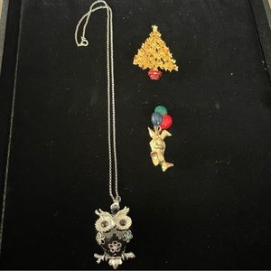 Set of 3 pieces, 1 owl necklace and 2 brooches.